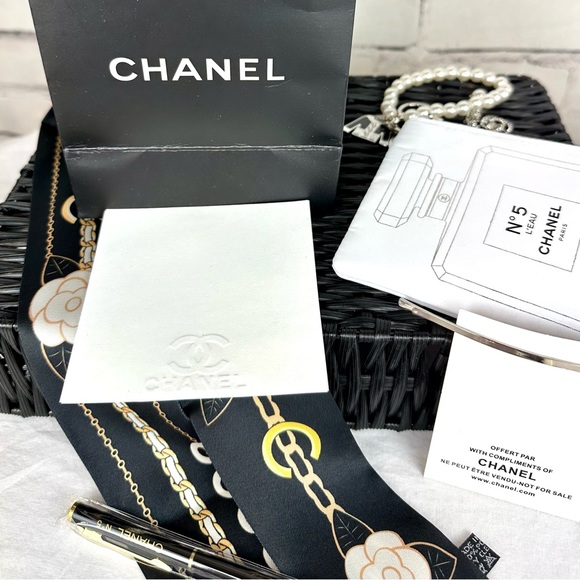 CHANEL beauty line gift set with #5 wristlet keychain and samples - Picture 9 of 9